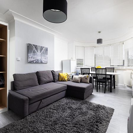 One Bedroom Apartment Opposite Brent Cross Station Londra Esterno foto