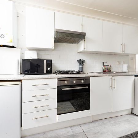 One Bedroom Apartment Opposite Brent Cross Station Londra Esterno foto