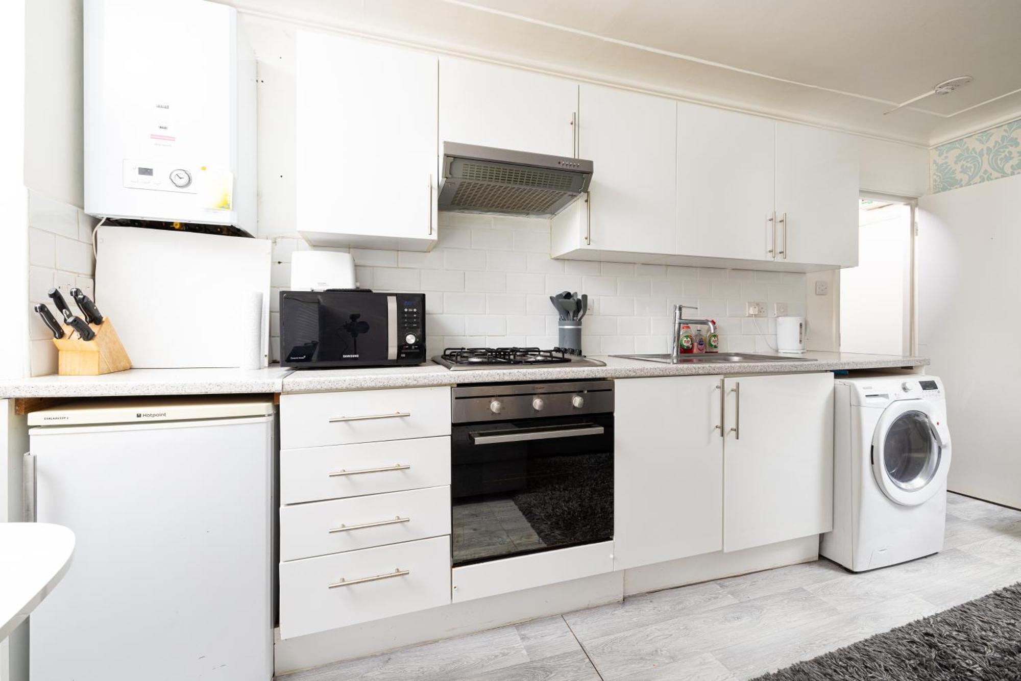 One Bedroom Apartment Opposite Brent Cross Station Londra Esterno foto