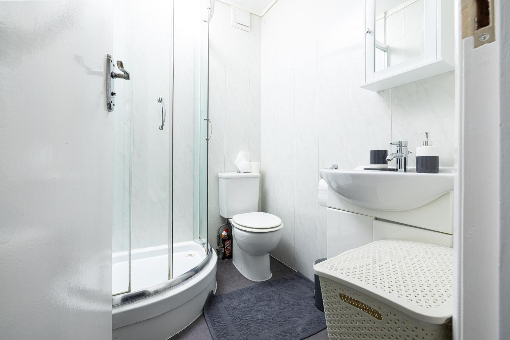 One Bedroom Apartment Opposite Brent Cross Station Londra Esterno foto